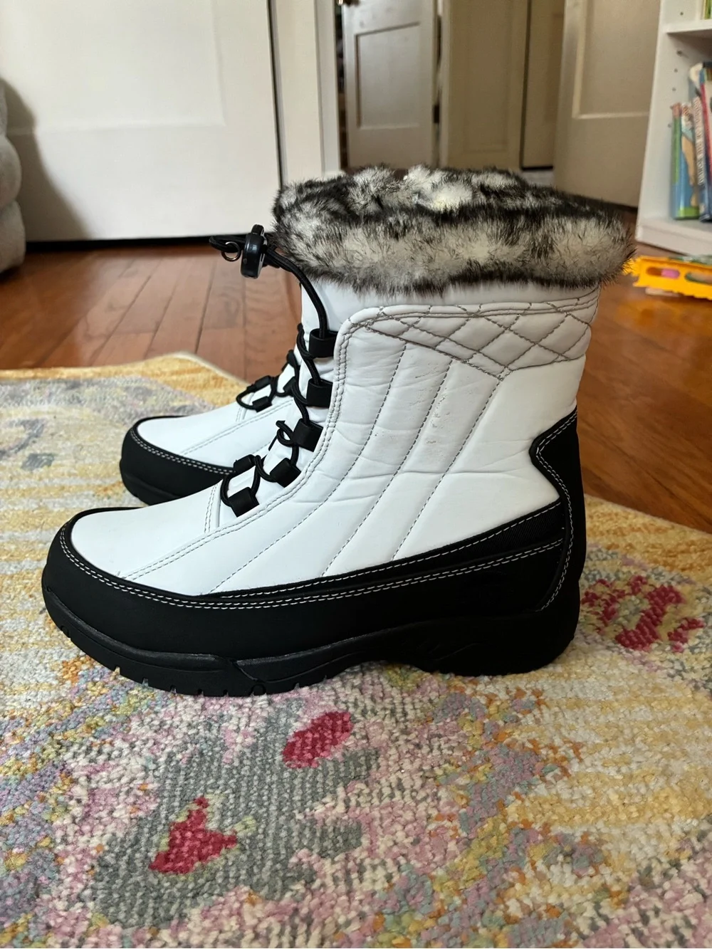 totes White and Black Faux-Fur Trim Winter Boots